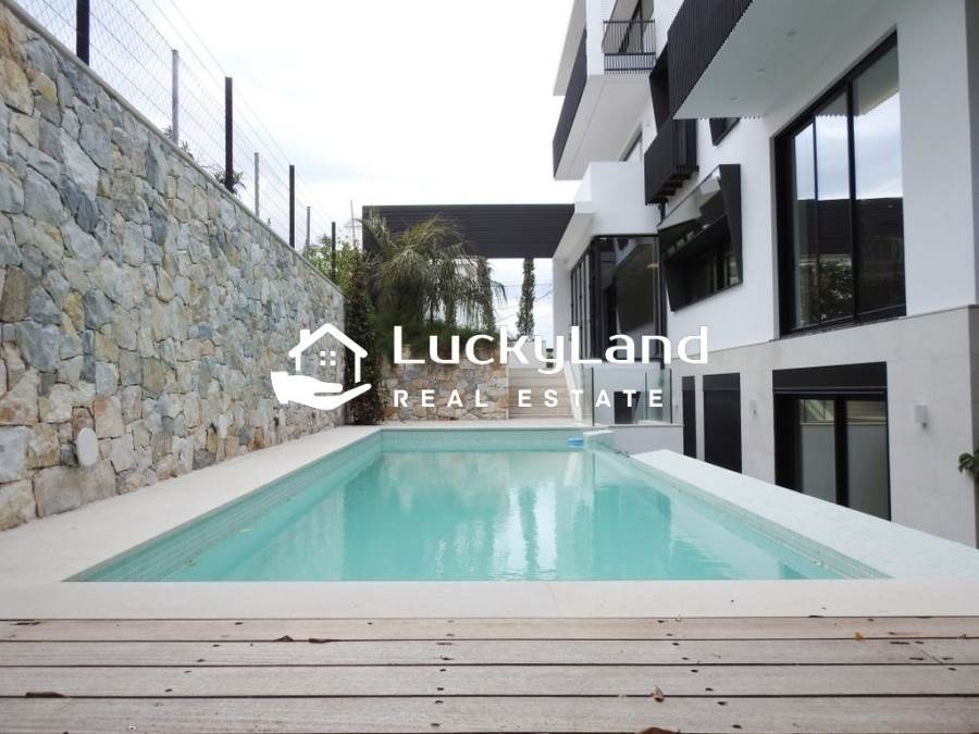 (For Sale) Residential Villa || East Attica/Voula - 360 Sq.m, 5 Bedrooms, 2.500.000€ 